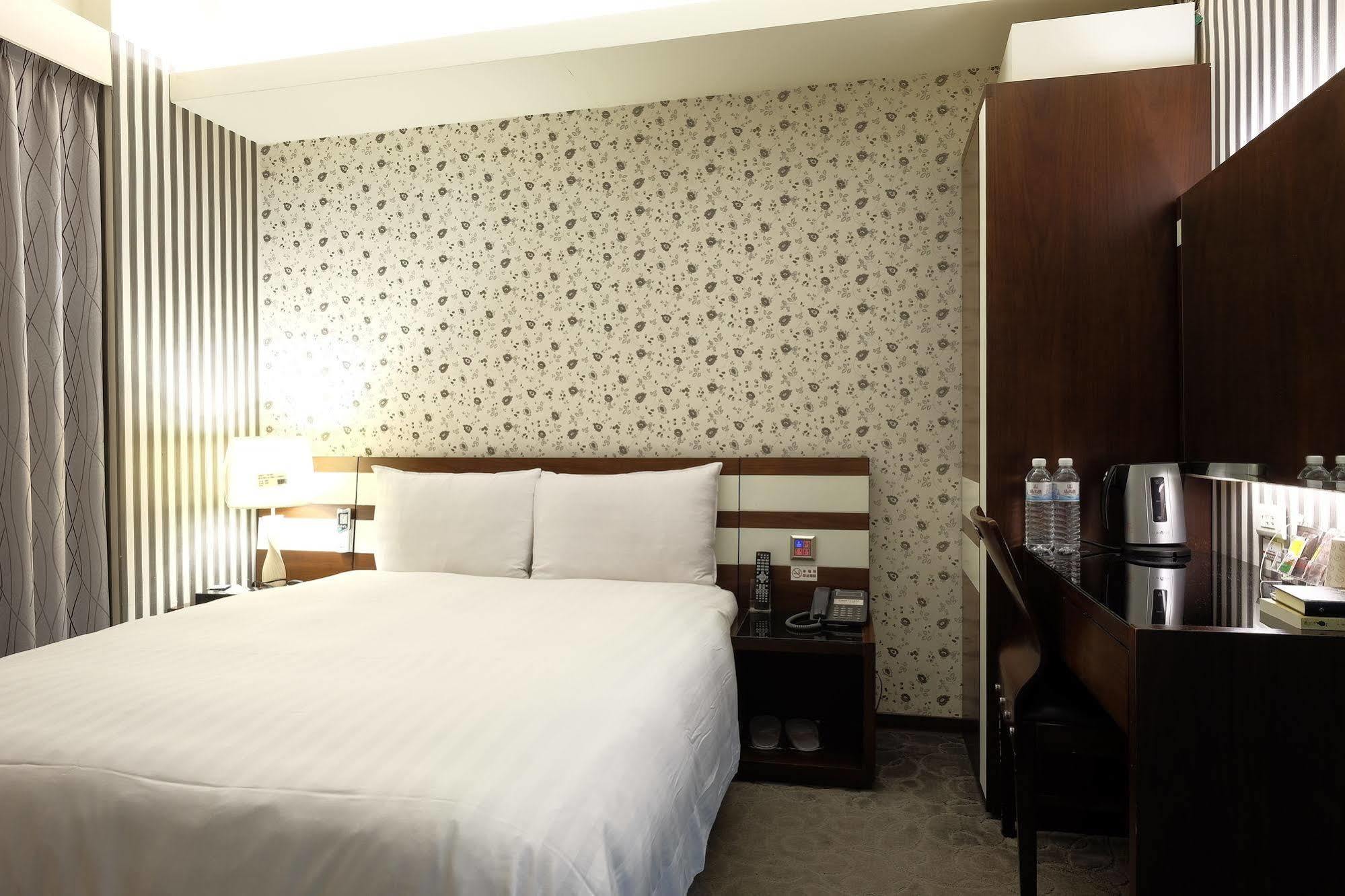 Talmud Hotel Gongyuan Тайджун Екстериор снимка