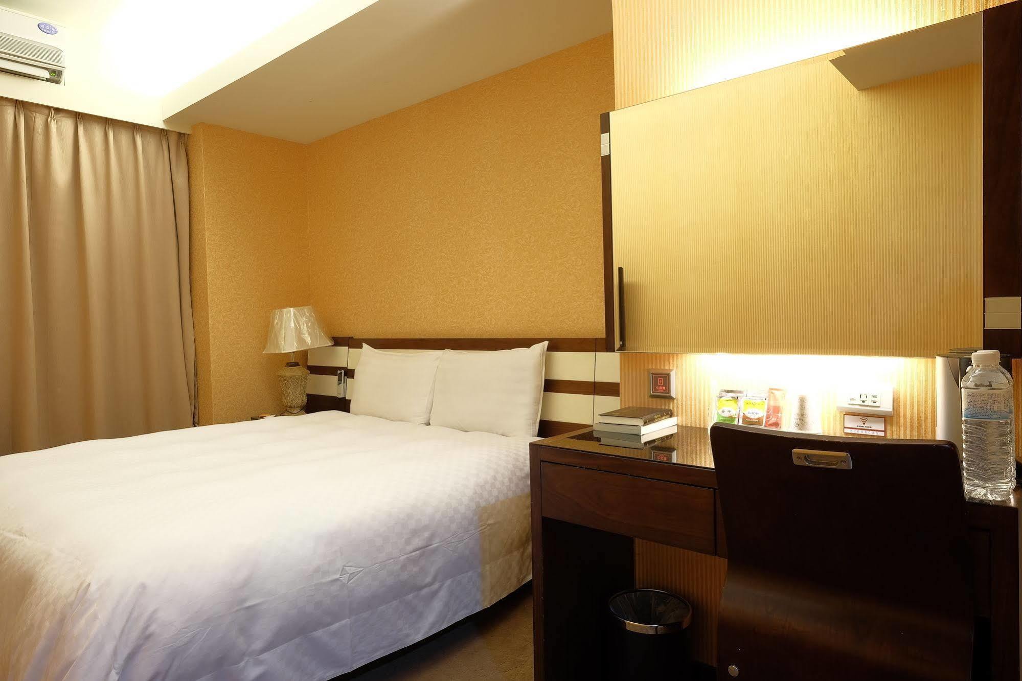 Talmud Hotel Gongyuan Тайджун Екстериор снимка