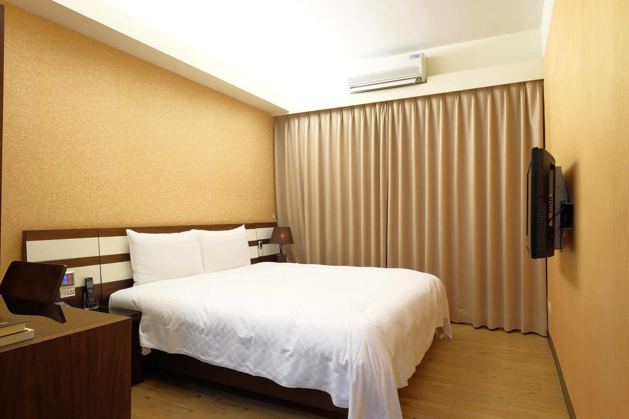 Talmud Hotel Gongyuan Тайджун Екстериор снимка