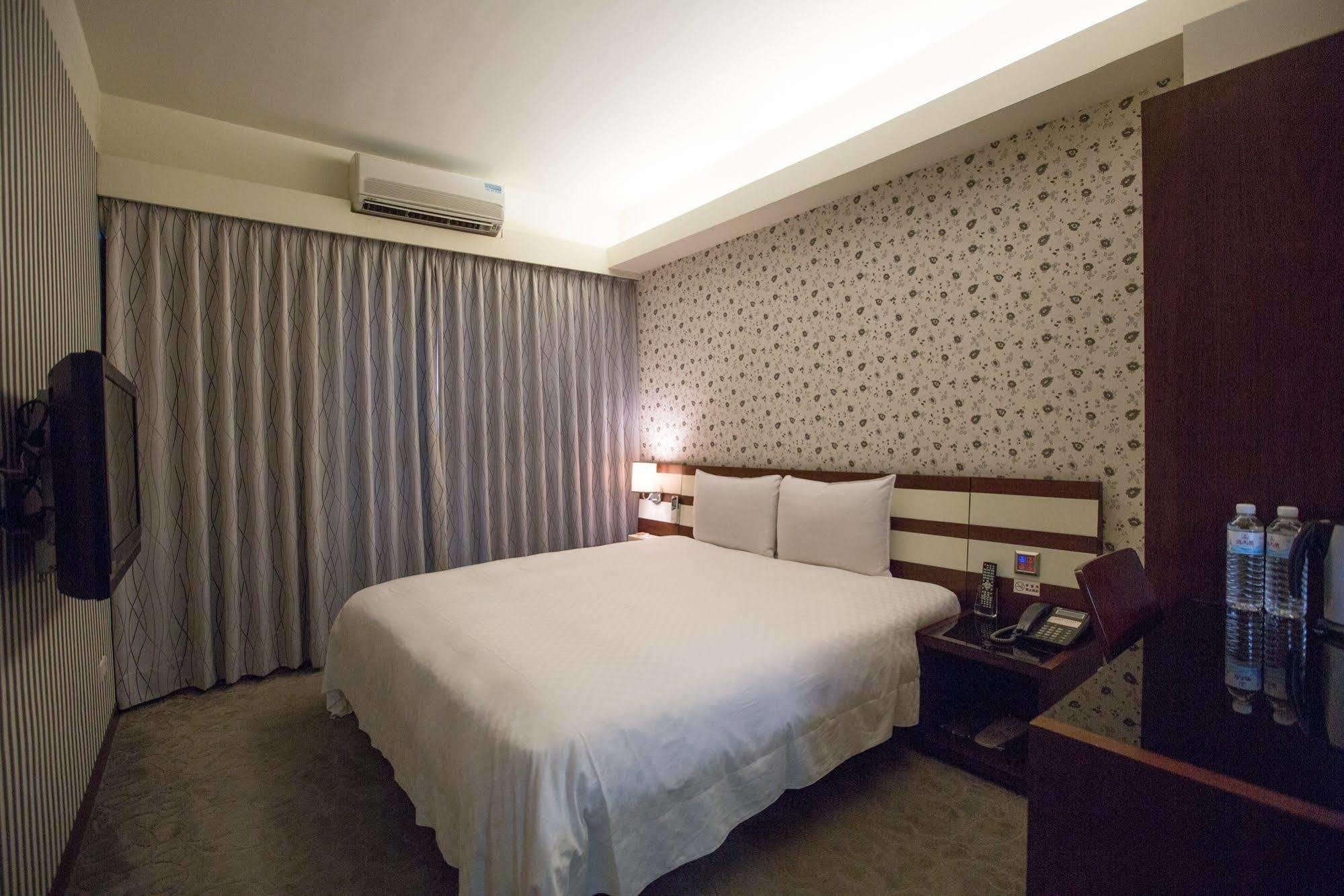 Talmud Hotel Gongyuan Тайджун Екстериор снимка